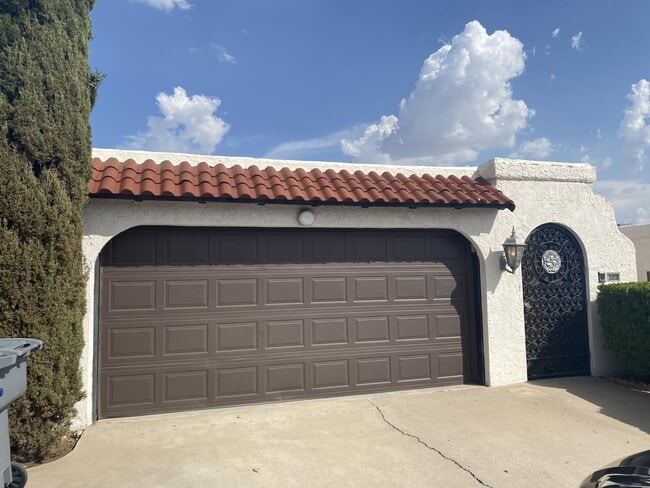 Building Photo - 320 Thunderbird Dr