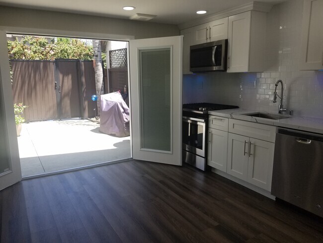 Excelente vida interior/exterior - 750 N Genesee Ave