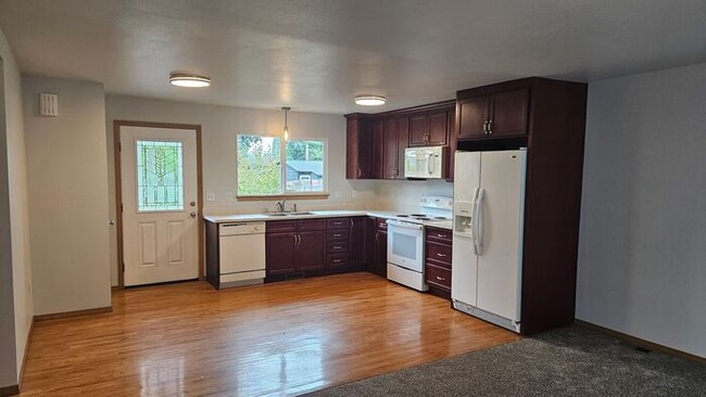 Building Photo - Parkland/Tacoma 3bdr 2bath home w/ Large 2...