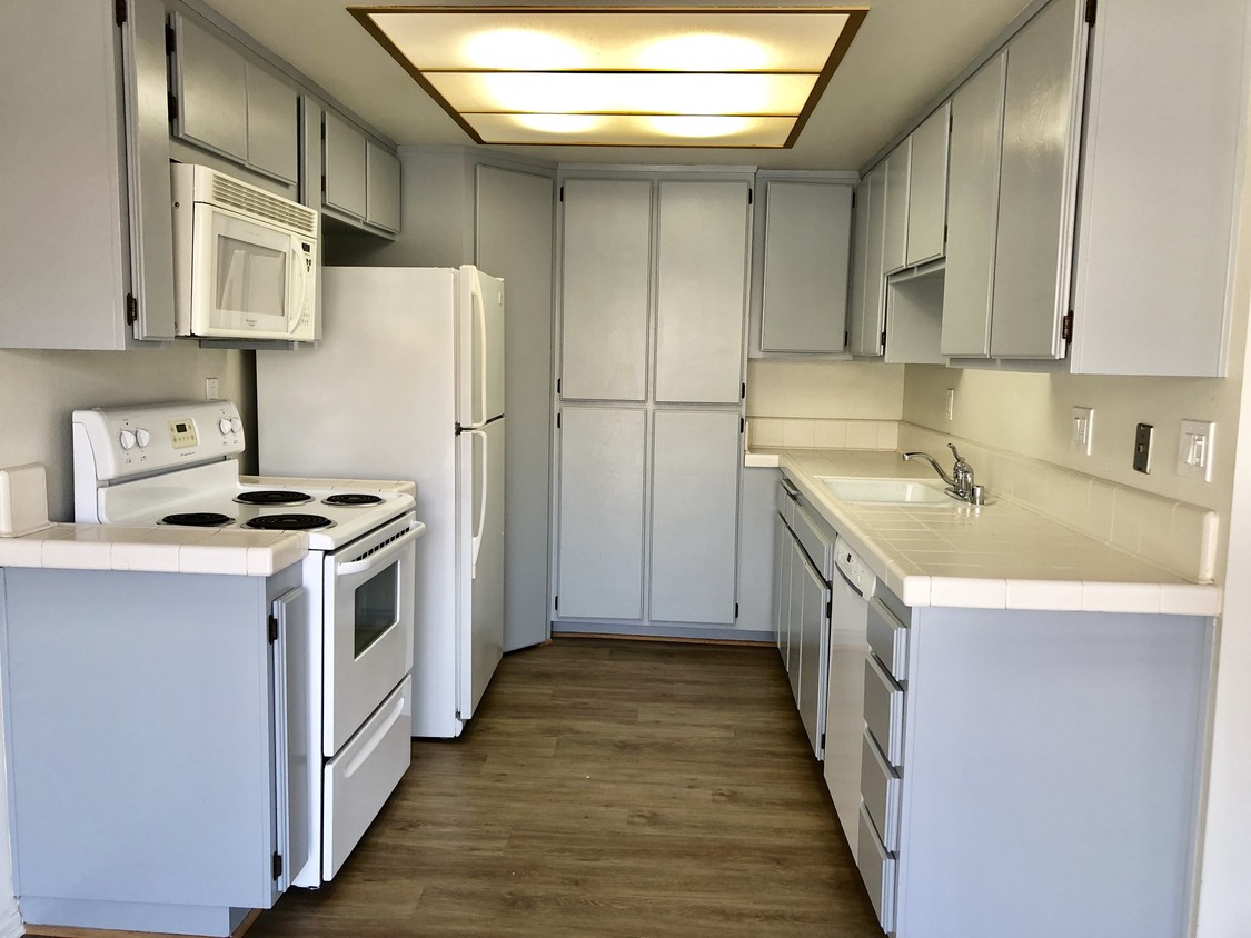 Foto principal - 15000 Halldale Ave