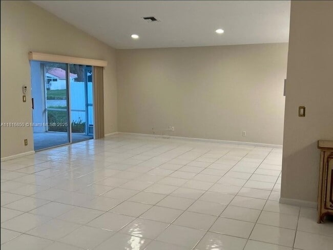 Building Photo - 10566 Sunset Isles Ct