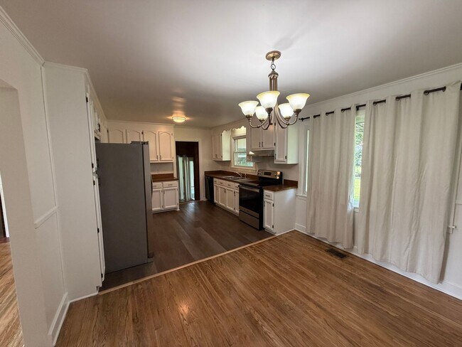 Building Photo - 2 bedroom, 1 bath home near Harding Place