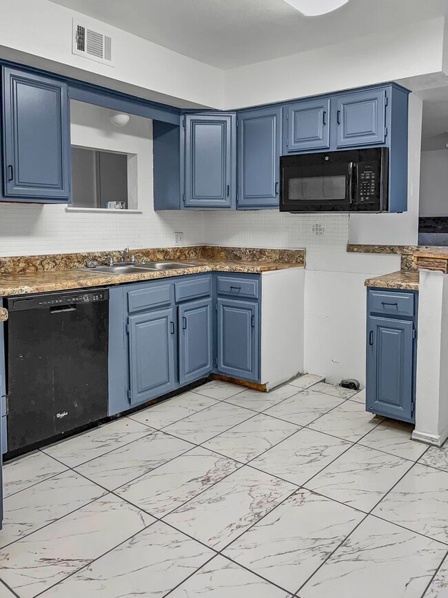 Building Photo - GREAT HOUSE IN AN EXCELLENT LOCATION. Beau...