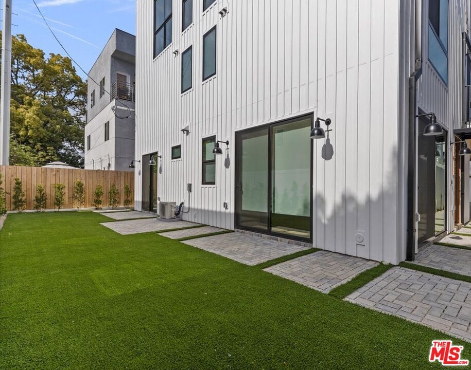 Primary Photo - 4823 Satsuma Ave