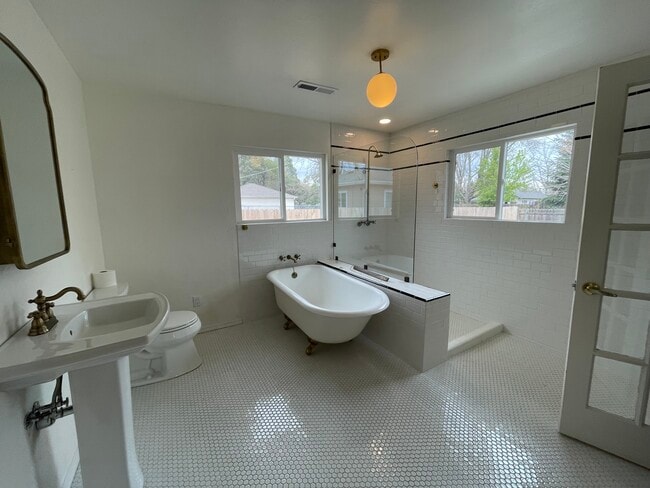 Building Photo - 1030 Lincoln St