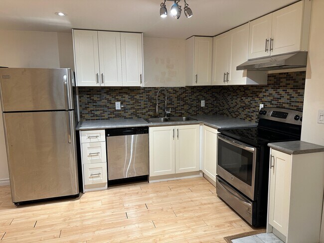 Photo du bâtiment - SPACIOUS 2-BEDROOM LEGAL BASEMENT APARTMEN...
