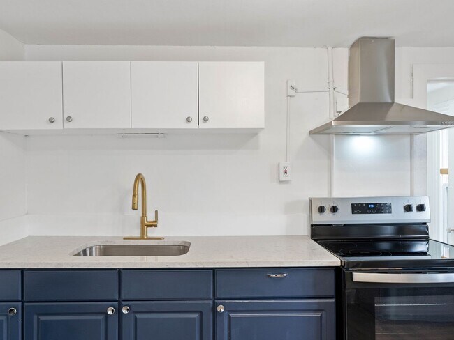 Foto del edificio - Renovated 3-Bedroom Apartment with Bonus Finished Attic & Spacious Shared Backyard