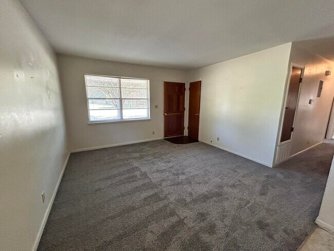 Foto del edificio - 205 Powell Dr