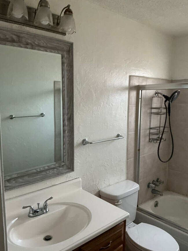 Foto del edificio - 3 bed 1 bath 1 car, fenced yard, one car garage! Moore Schools