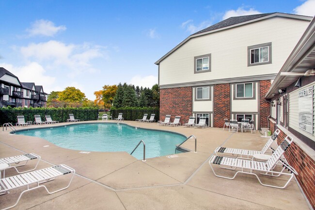 Piscina en los apartamentos Creekwood - Creekwood Apartments