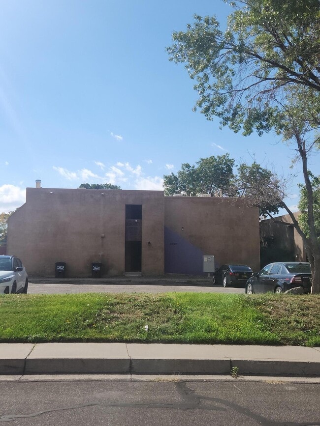 Building Photo - 2521 Chelwood Park Blvd NE