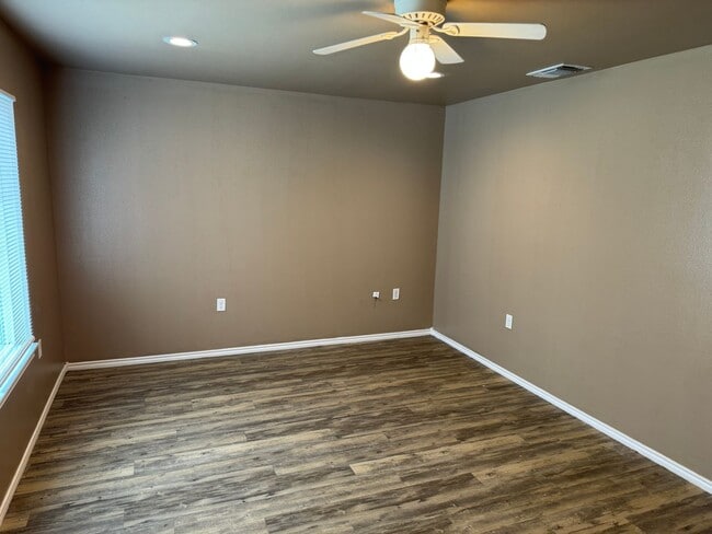 Foto del edificio - Fenced Backyard Garage *sec 8 approved*