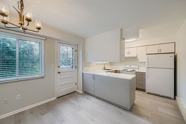 Building Photo - Fully Renovated Home in the Heart of Louis...