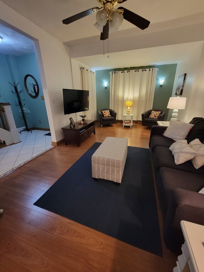 Living room - 1618 Bell Ave