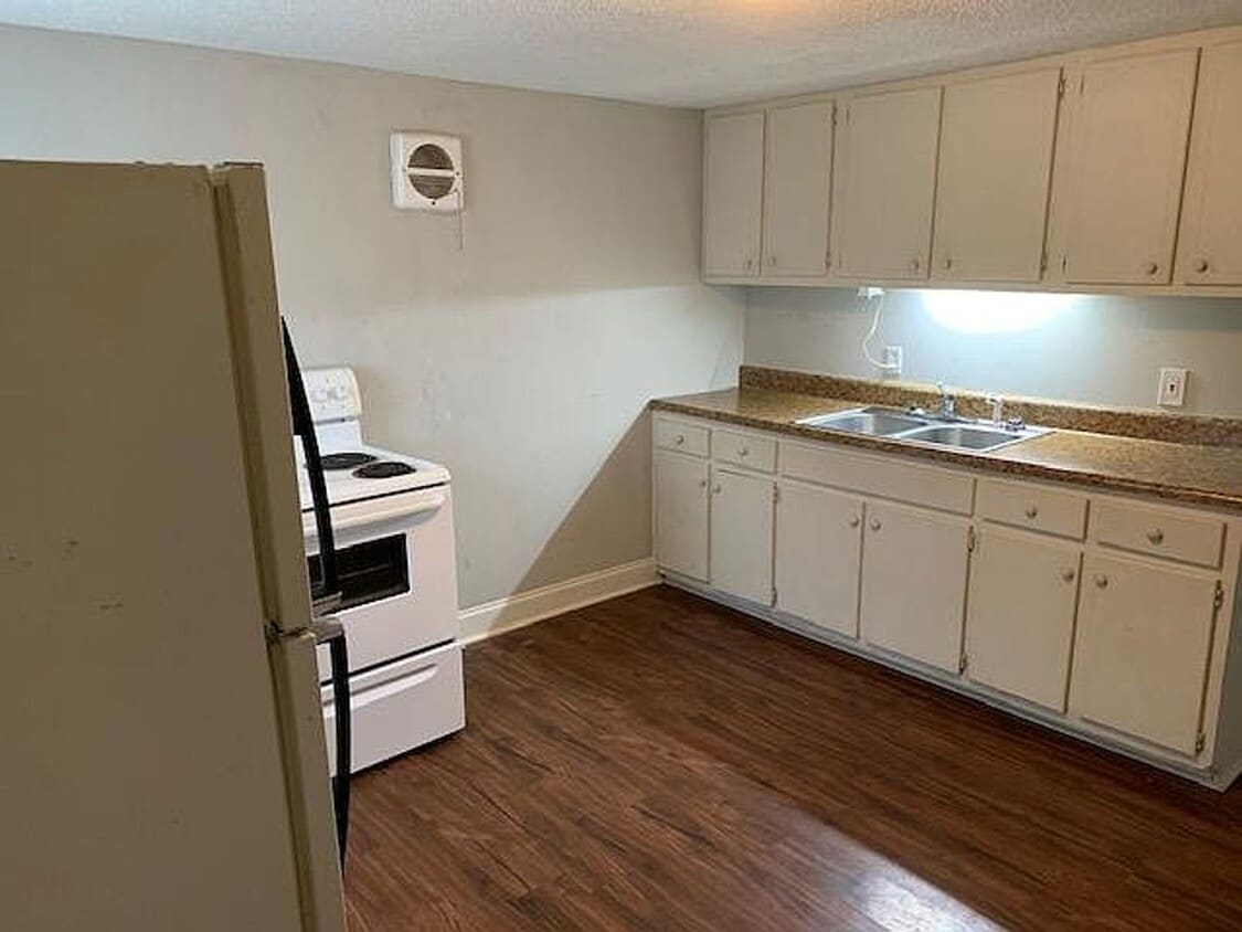 Building Photo - Charming 2 Bedroom Pet Friendly Home!!