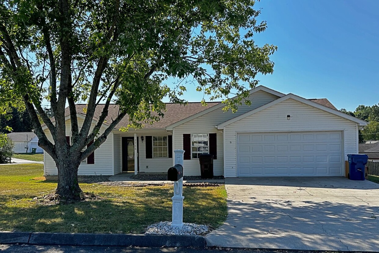 Foto principal - Knoxville three bedroom, 2 bath home for r...