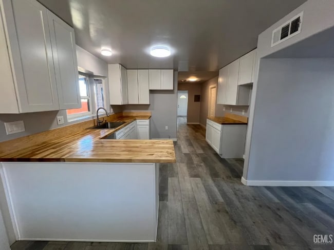 Building Photo - 515 B St