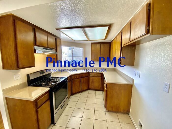 Primary Photo - 2 Bed 2 Bath Apartment For Rent in Hawthorne