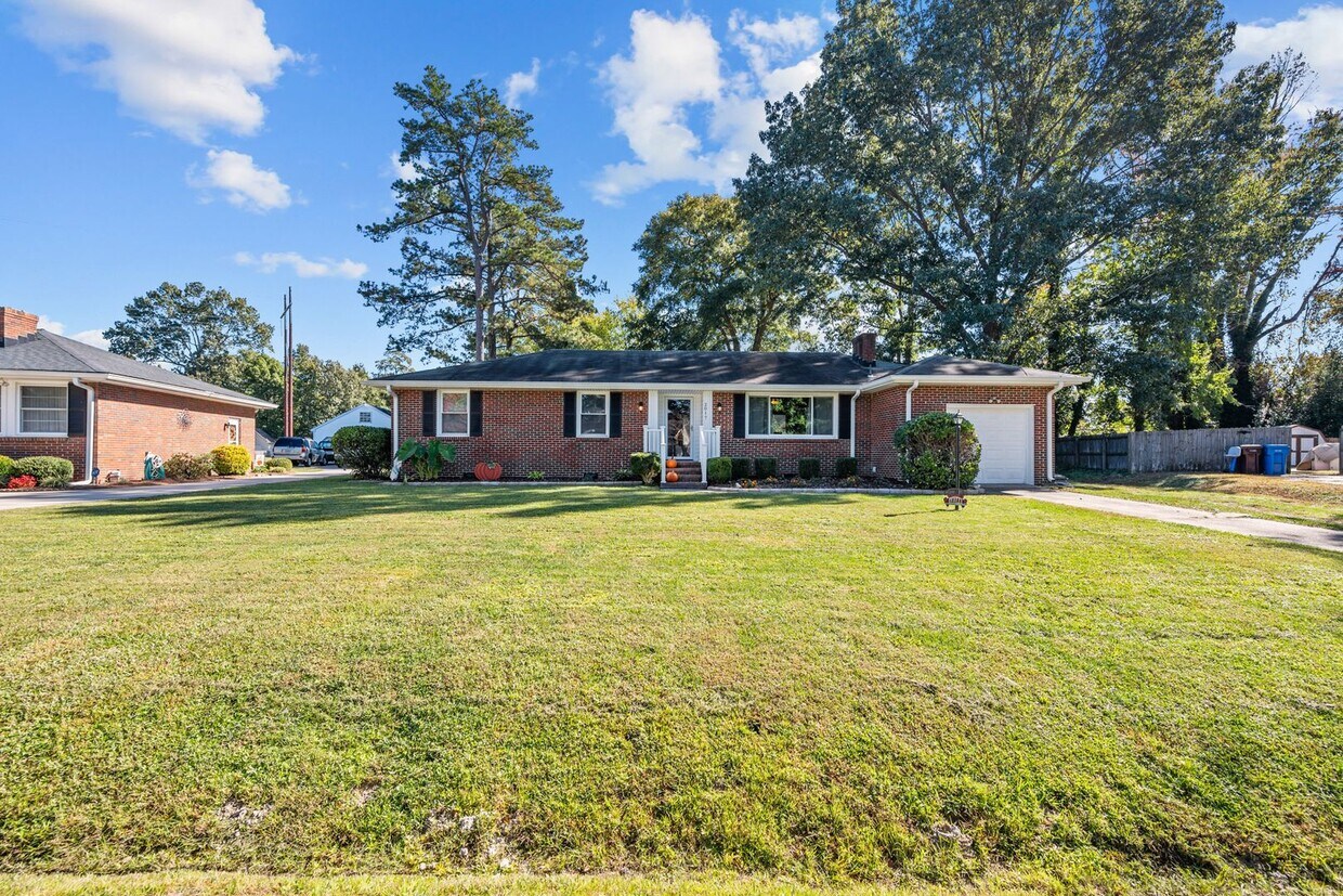 Primary Photo - Charming 3-Bedroom Home with Spacious Back...