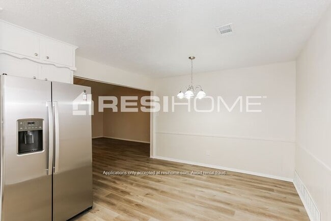 Building Photo - "Welcome Home! Get 1/2 month FREE RENT whe...