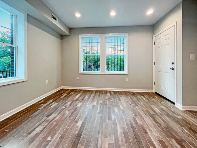 Building Photo - 355 Parkland Pl SE