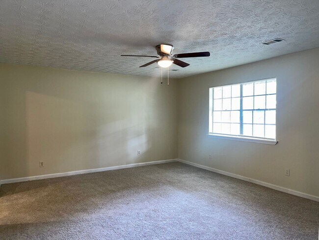 Foto del edificio - 3 Bed/2 Bath Ranch W/ Granite Counters & S...