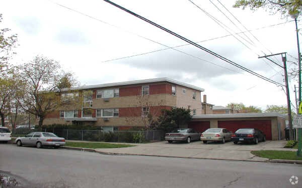 Foto principal - 6157 W Montrose Ave