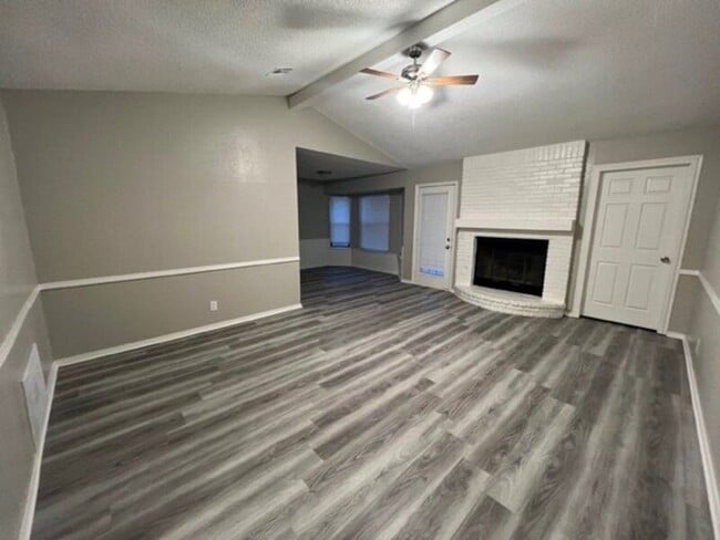 Building Photo - 1404 N Cypress Ave