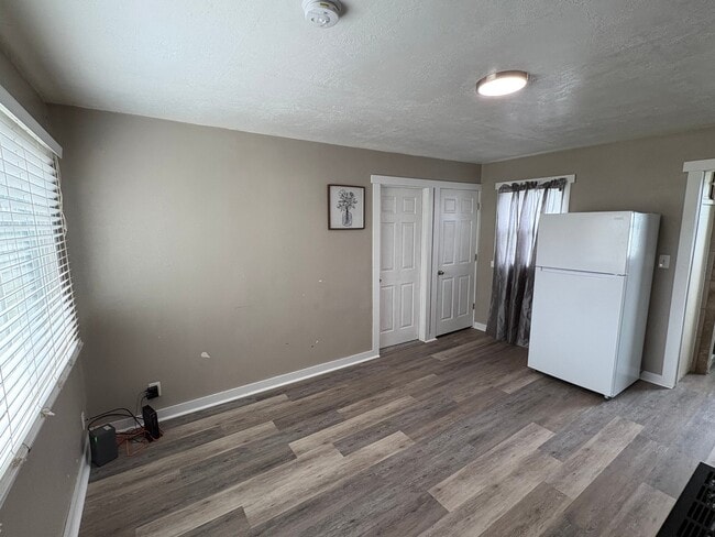 Building Photo - 330 E Hooper Ave