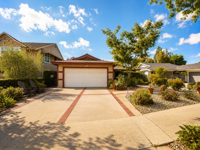 Building Photo - Rare Sherman Oaks Lease | 4beds + 3baths + Large Office in a tree lined street with a large yard,...