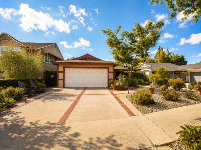 Foto del edificio - Rare Sherman Oaks Lease | 4beds + 3baths + Large Office in a tree lined street with a large yard,...