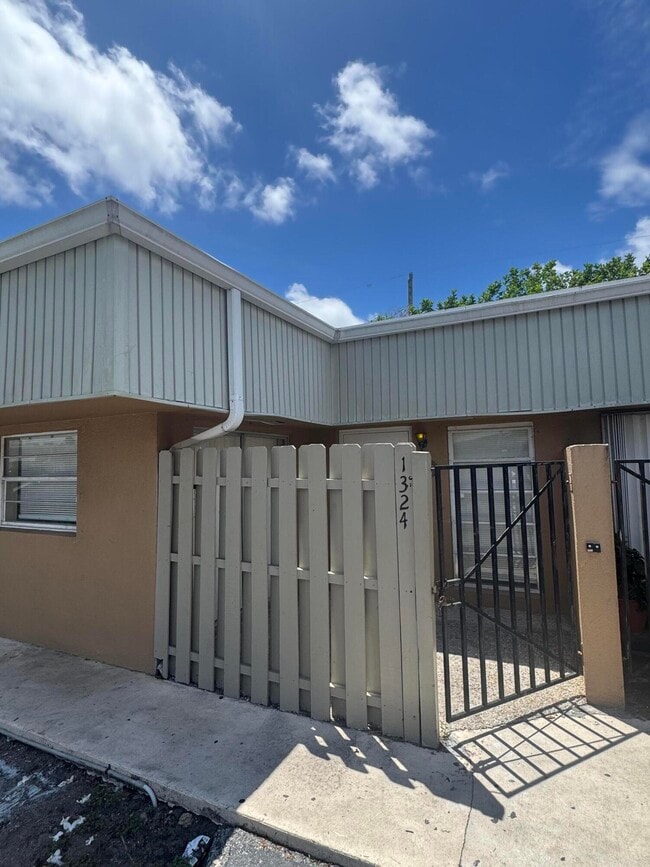 Building Photo - 1324 Gateway Dr