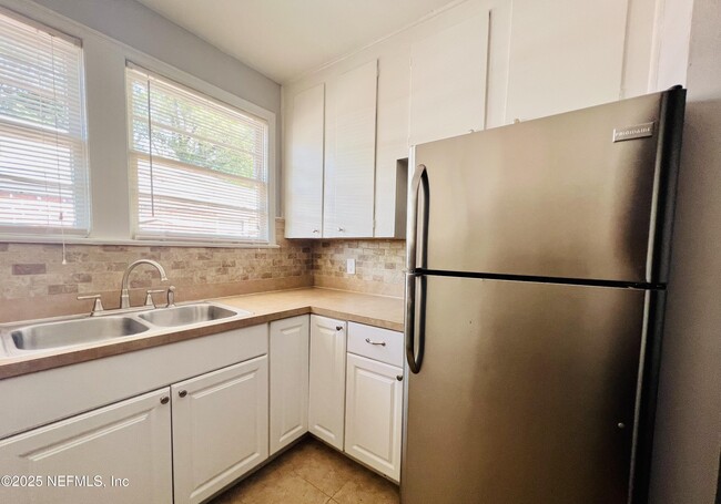 Foto del edificio - 2569 Myra St