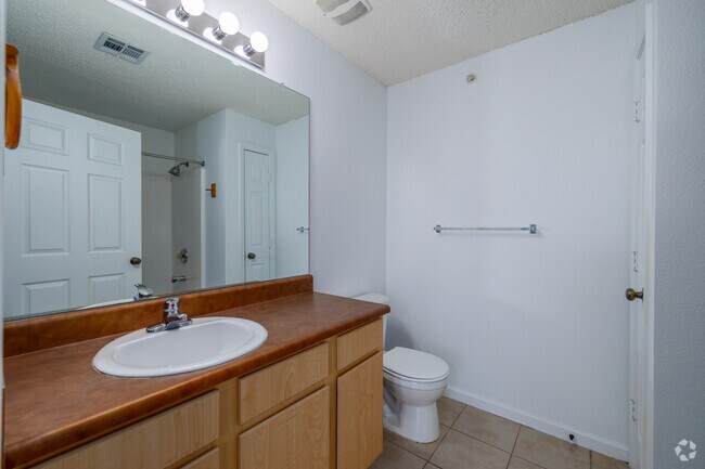 2 habitaciones, 2 baños - 1067 pies cuadrados - Baño principal - Terraces at Copper Leaf