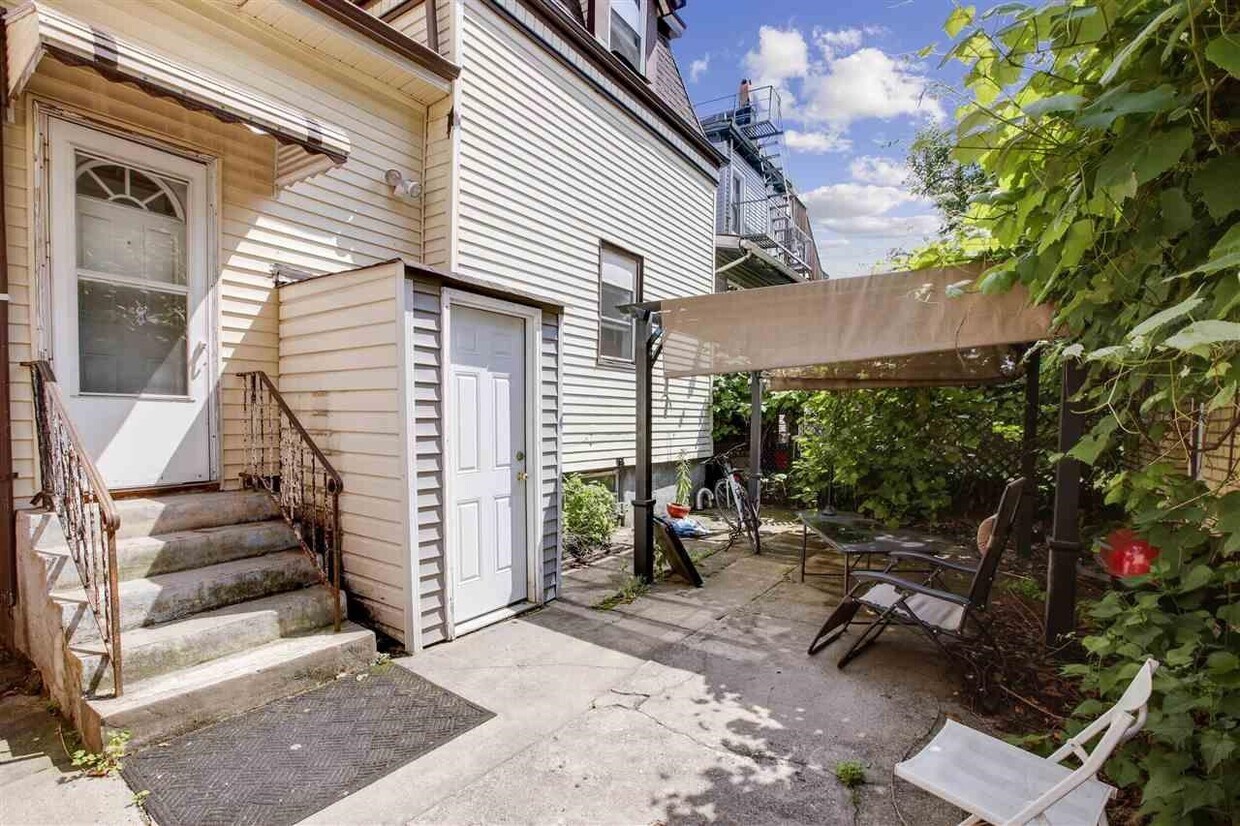 Primary Photo - 225 Palisade Ave