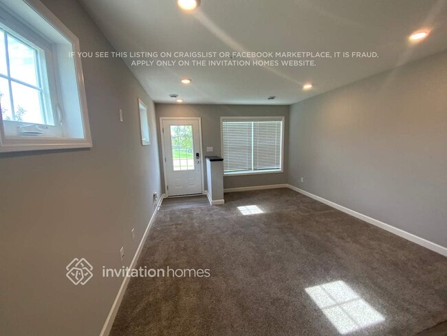 Building Photo - 10922 Glacier Ln N