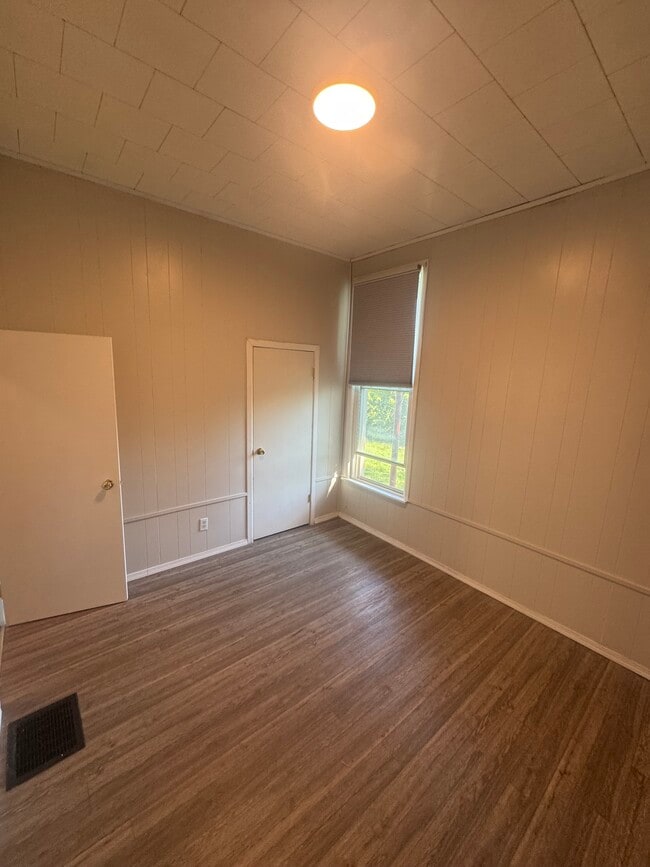 Building Photo - 410 E Winona Ave