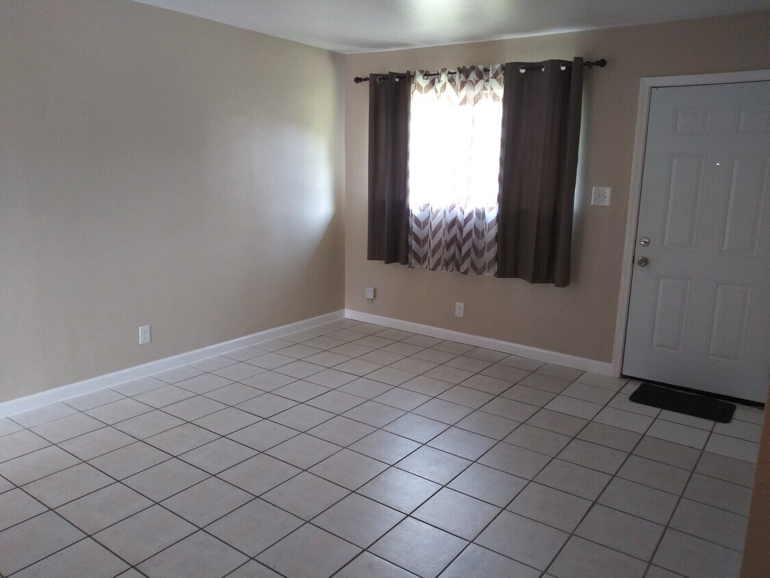 Primary Photo - 1066 N Irvington Ave