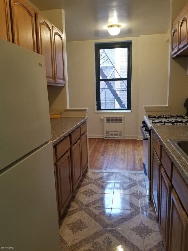 Building Photo - Studio, 1 bath  - 1550 Rhinelander Ave