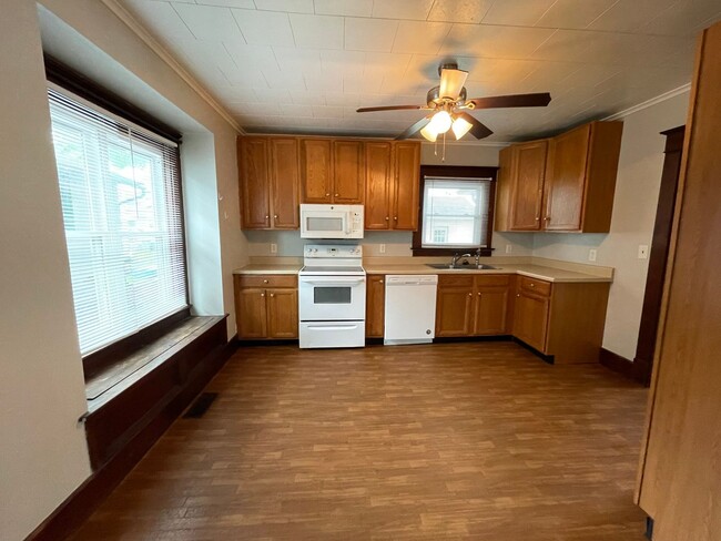Building Photo - 4 Bedroom Home Near Downtown Goshen