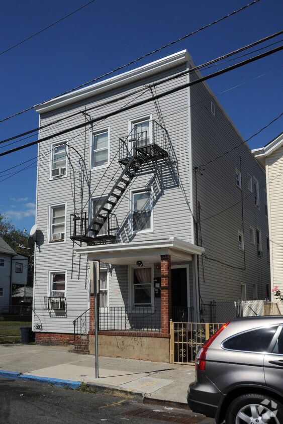 Primary Photo - 31 Robert St