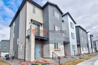 Building Photo - 1025 W 400 S