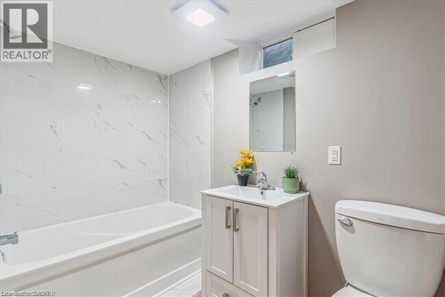 Building Photo - 10 Westdale Dr