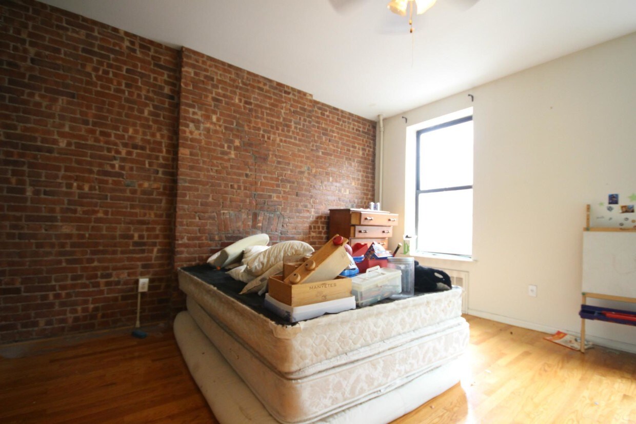 Foto del edificio - 852 Driggs Ave