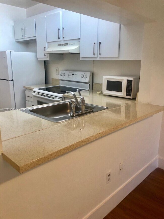 Foto del edificio - 15701 W Waterside Cir