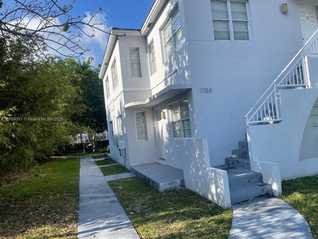 Building Photo - 1784 Normandy Dr