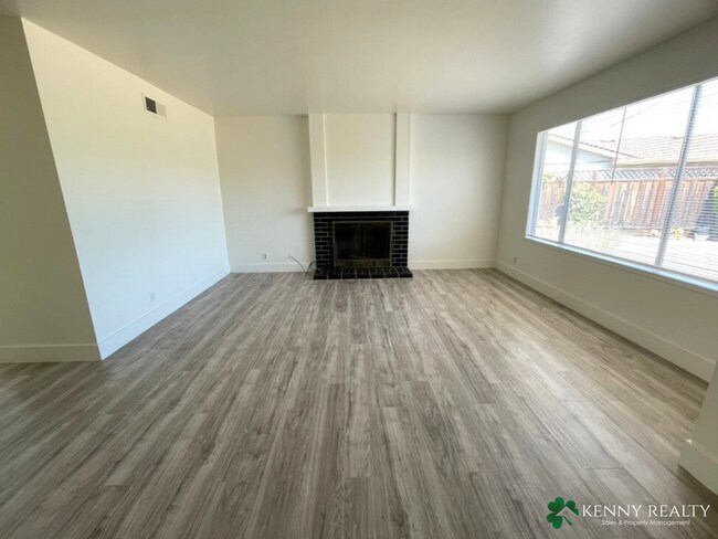 Foto del edificio - 4 Bedroom, 2 Bathroom Home in Foster City with Large Yard