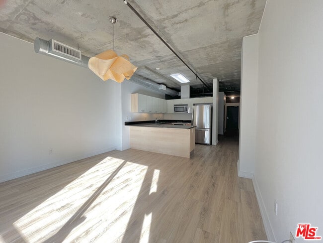 Building Photo - 645 W 9th St