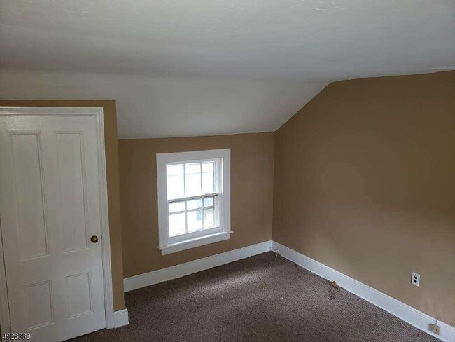 Building Photo - 3 Maple Ave