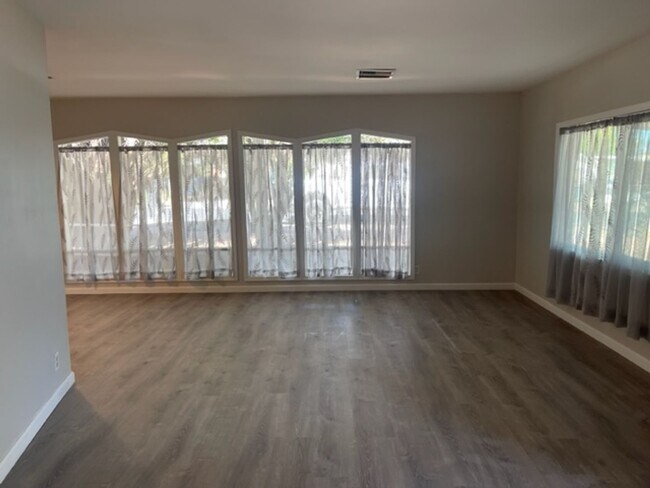 Foto del edificio - 2675 Sunset Dr